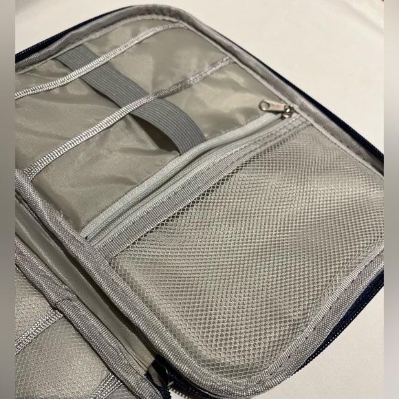 Zippered Electronics Organizer - Picture 5 of 6
